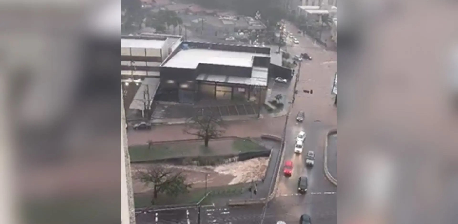  Córrego Prosa transborda e alaga Avenida Ricardo Brandão em Campo Grande