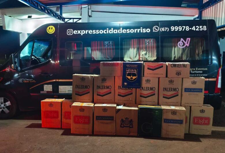 Polícia apreende mais de mil pacotes de cigarros estrangeiros em van de universitários 