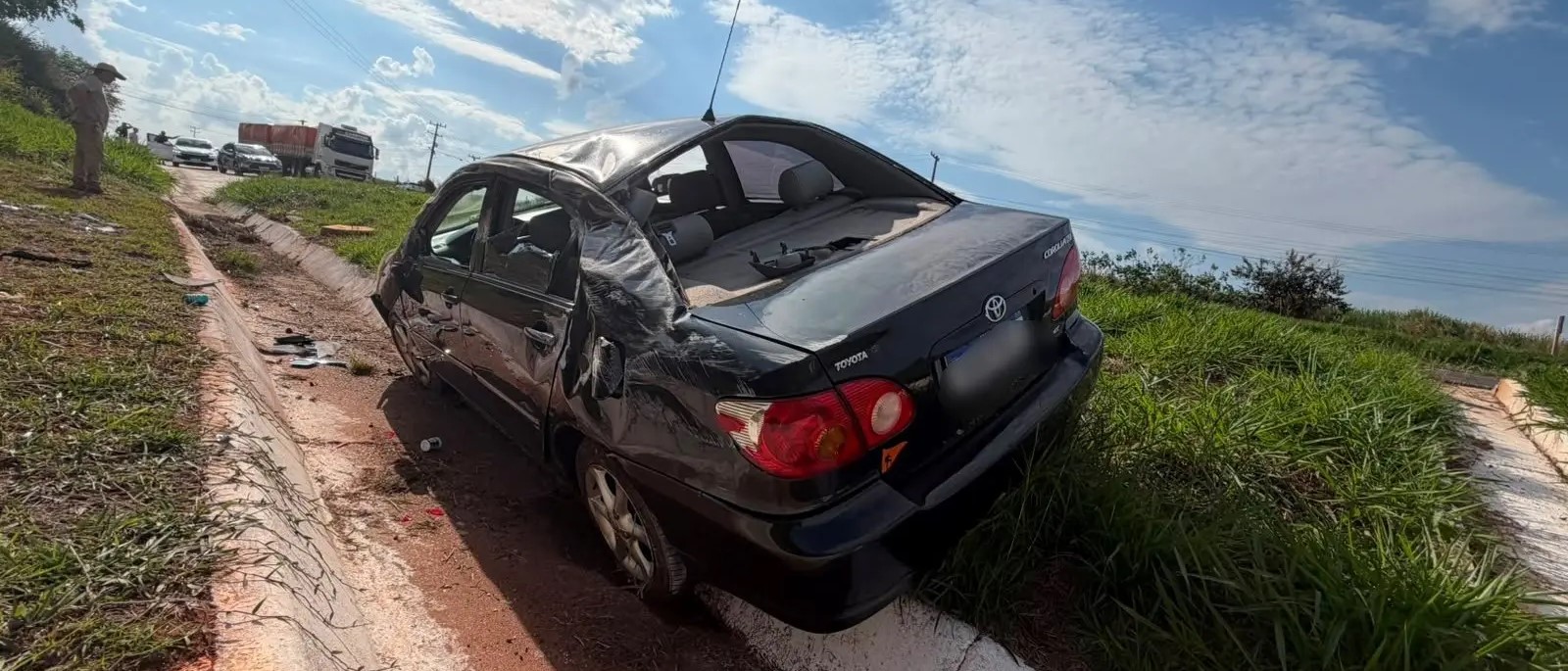 Mulher perde o controle de Corolla e capota na MS-134, em Batayporã