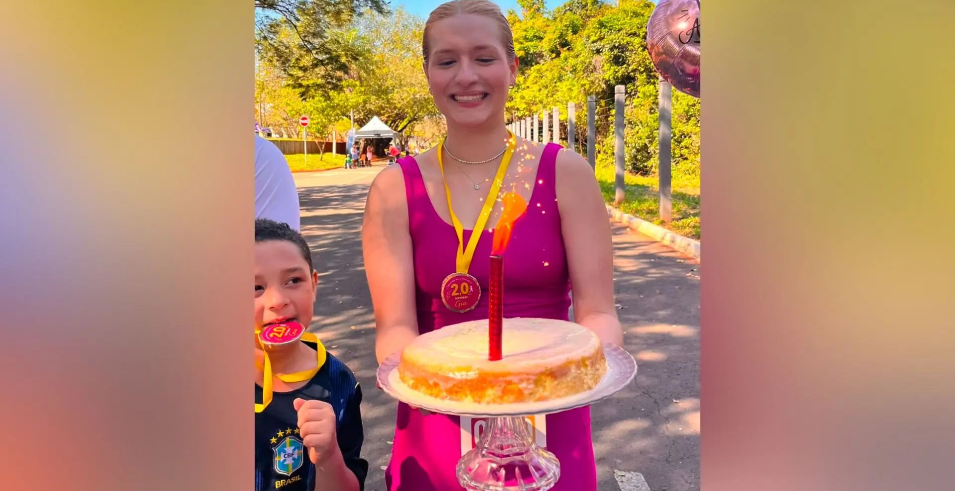 Após enfrentar doença autoimune que causa fraqueza muscular, jovem corre 2 km para celebrar aniversário Após enfrentar doença autoimune que causa fraqueza muscular, jovem corre 2 km para celebrar aniversário