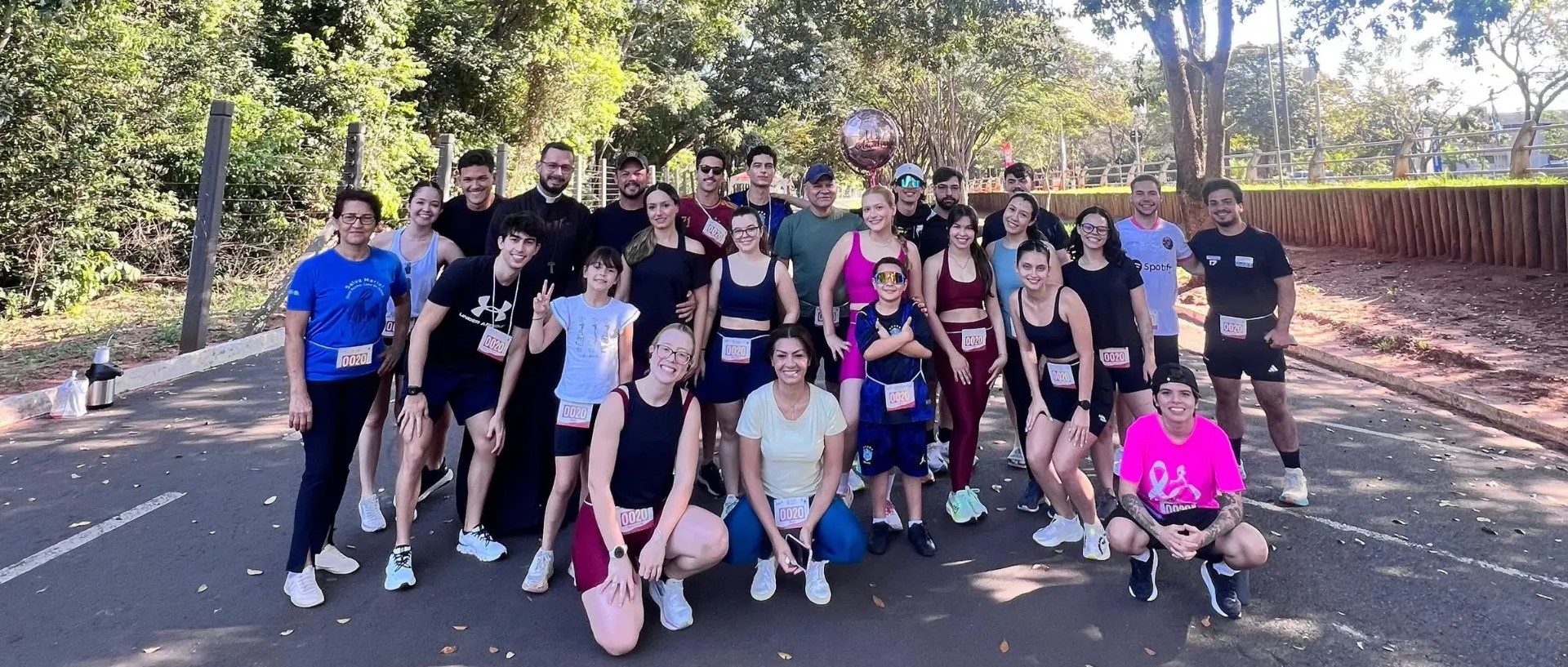 Após enfrentar doença autoimune que causa fraqueza muscular, jovem corre 2 km para celebrar aniversário