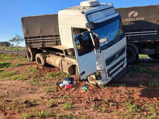 Mulher morre e homem fica ferido após colisão entre moto e caminhão em MS Mulher morre e homem fica ferido após colisão entre moto e caminhão em MS