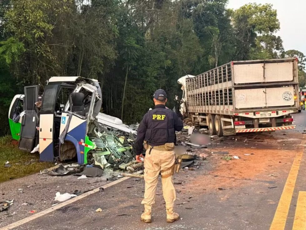 Acidente entre ônibus e carreta deixa 22 mortos no Paraná