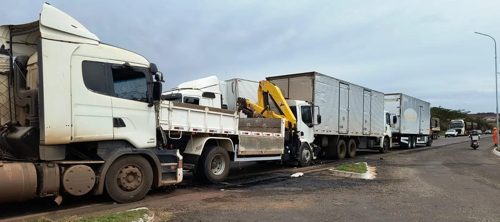 Acidente envolvendo quatro veículos é registrado na BR-376, em Ivinhema