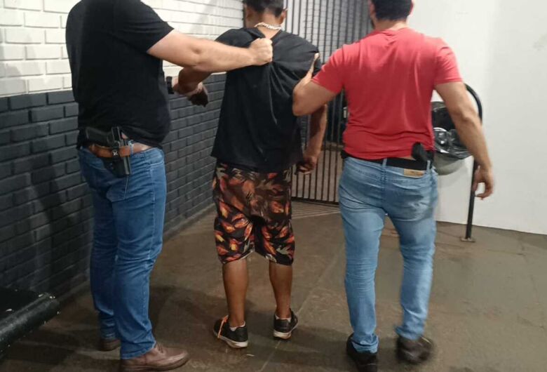 "Antes ele do que eu": preso por homicídio diz que matou homem após ameaça
