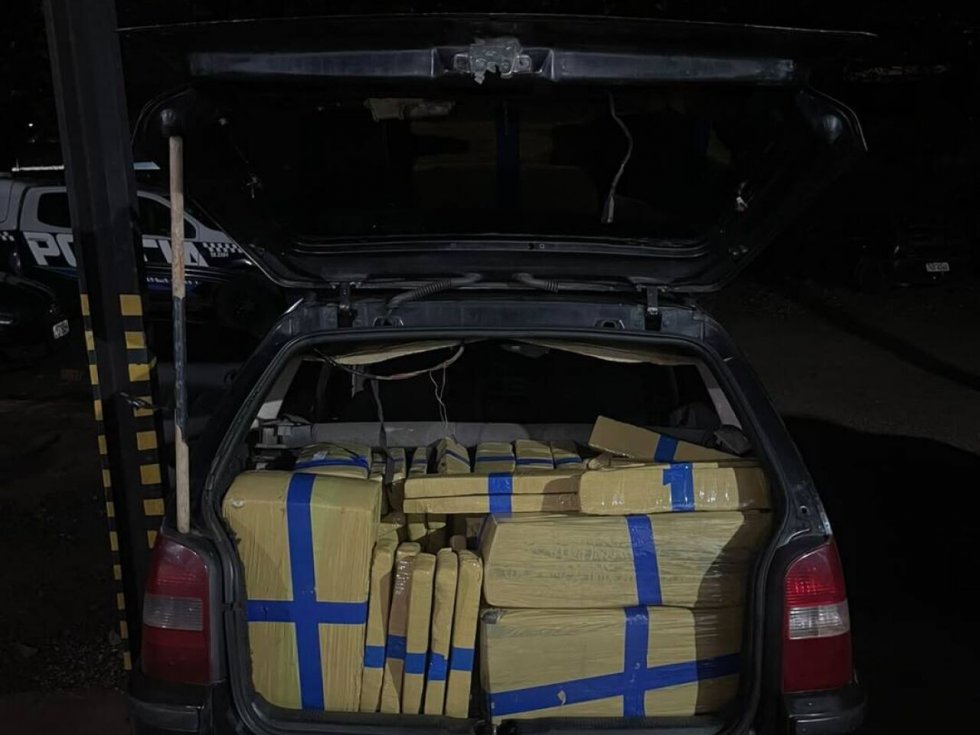 Após furar sinal, motorista é preso com mais de 300kg de maconha em veículo