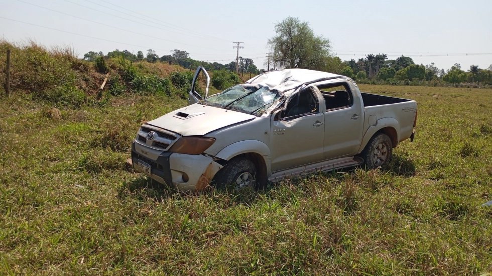 BATAYPORÃ: Caminhonete capota em estrada vicinal na zona rural