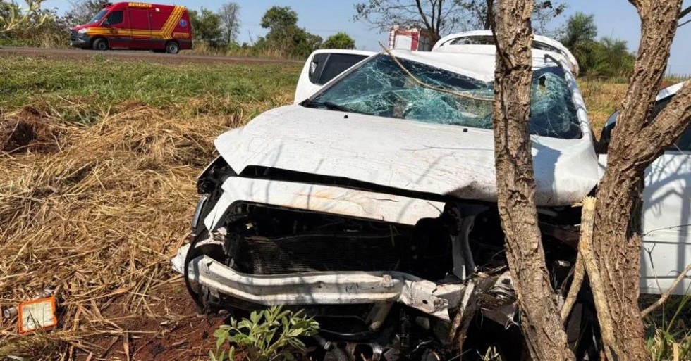 Carro sai da pista e capota na BR-163, em Nova Alvorada do Sul