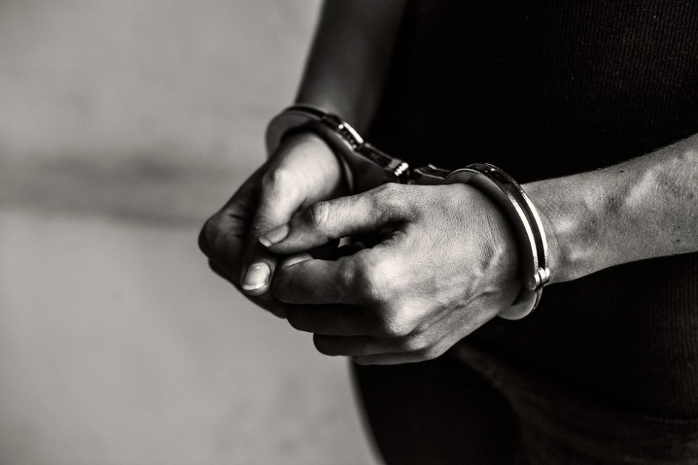 Homem é preso após tentar vender o próprio filho por R$ 10