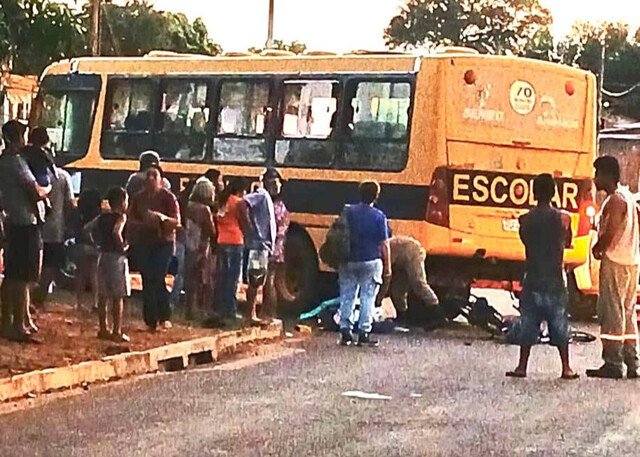 Homem morre após acidente entre bicicleta elétrica e ônibus escolar em MS