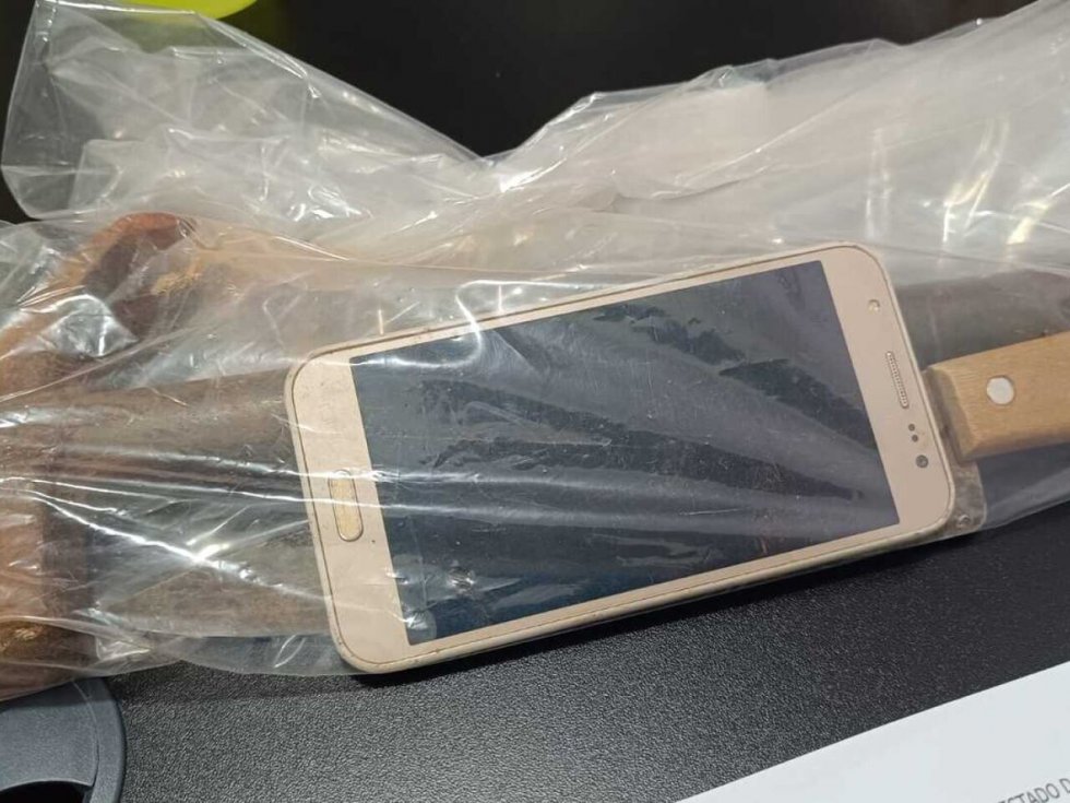 Homem provoca acidente, persegue companheira e a agride com martelada