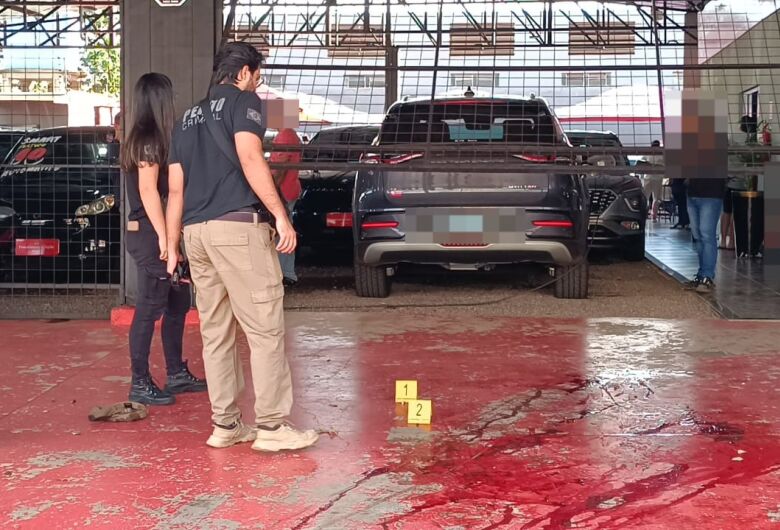 Jovem baleado em garagem de veículos em Dourados morre a caminho do Hospital da Vida