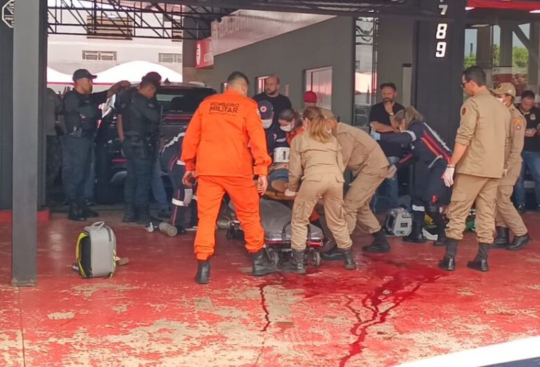 Jovem é baleado com tiros na cabeça em garagem de veículos em Dourados