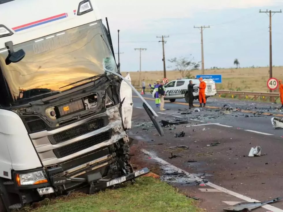Motorista morre após carro bater em carreta e pegar fogo na BR-163 PUBLICIDADE