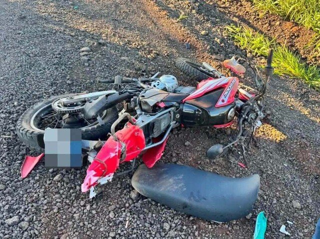 Mulher morre e homem fica ferido após colisão entre moto e caminhão em MS