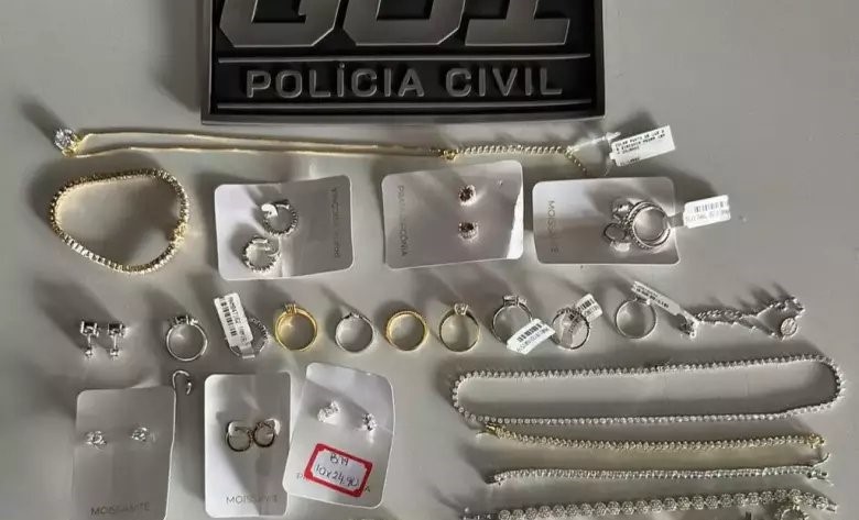 Servidora municipal é presa após furtar R$ 30 mil em semijoias