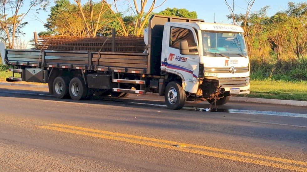 Ivinhema: colisão entre carro e caminhão é registrada na rodovia BR-376 Ivinhema: colisão entre carro e caminhão é registrada na rodovia BR-376
