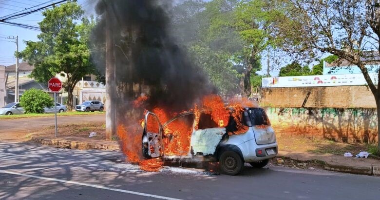 Amigos lançam rifa para ajudar motorista de aplicativo que teve carro destruído por fogo