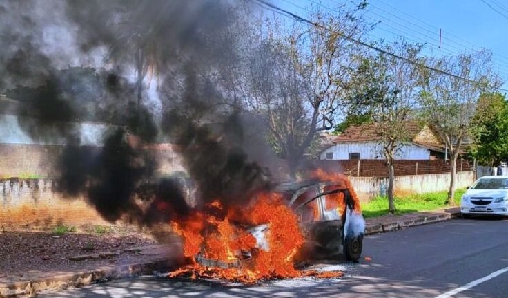Carro pega fogo no meio da rua em Dourados e fica completamente destruído