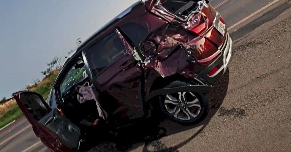 Ivinhema: colisão entre carro e caminhão é registrada na rodovia BR-376