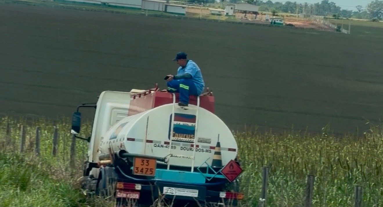 Motorista tira caminhão com 10 mil litros de combustível da BR-376 ao desviar de buraco