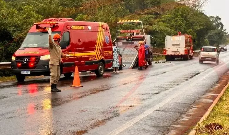 Mulher perde controle ao desviar de animal e capota veículo em MS
