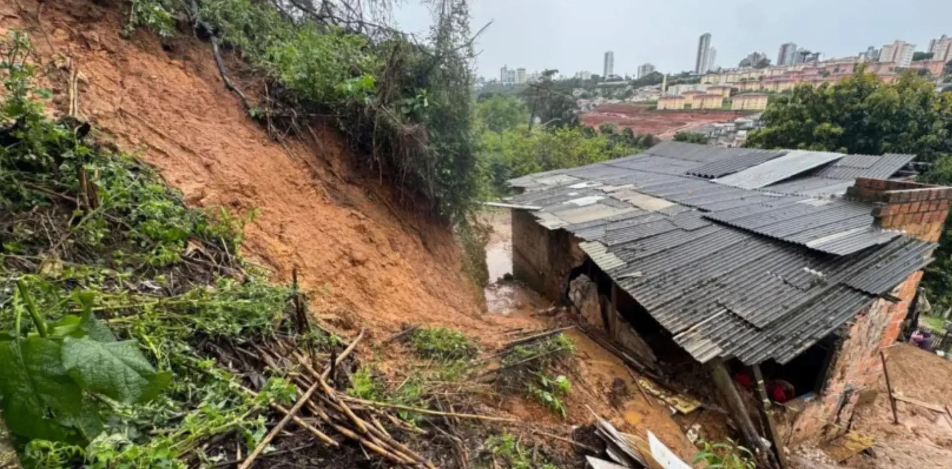 Número de mortos após chuvas sobe para quatro no Paraná; equipes buscam desaparecidos