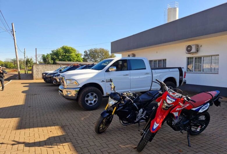 Operação apreende carro de luxo, armas e motos; casal é preso em MS