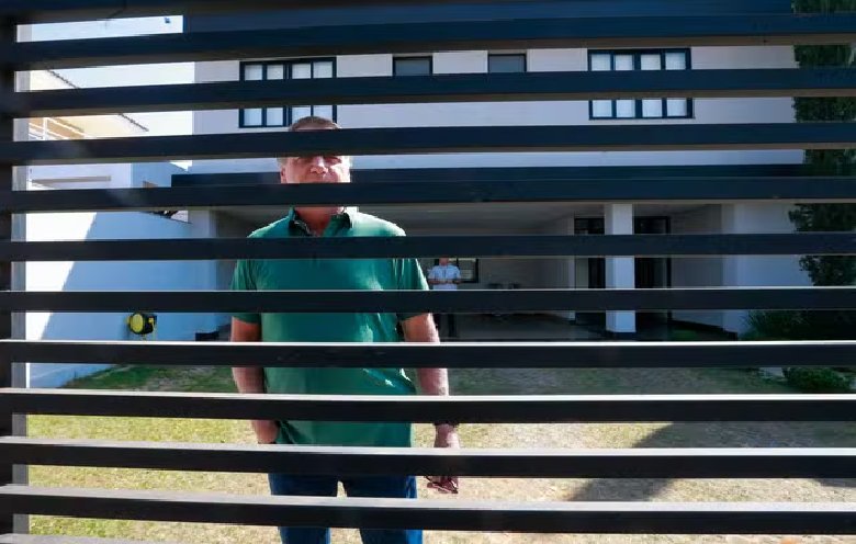 Bolsonaro pede liberação de visitas de Flávio na prisão domiciliar