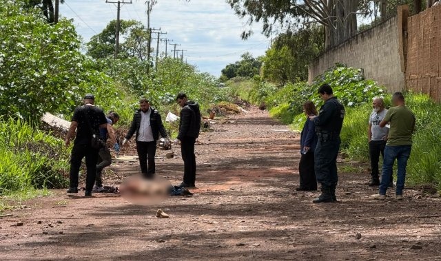 Homem é encontrado morto com ferimentos no meio da rua na capital