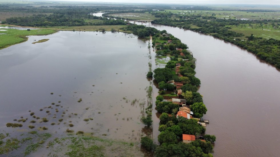 Imagens aéreas mostram áreas tomadas pela água na região do Rio Ivinhema