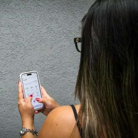 Mulher é extorquida após ameaça de expor fotos íntimas do marido a policial