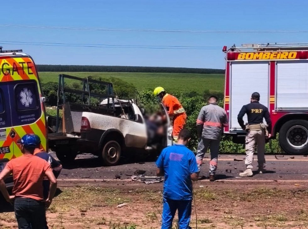 NAVIRAÍ: Motorista morre e passageiro fica gravemente ferido em colisão na BR-16